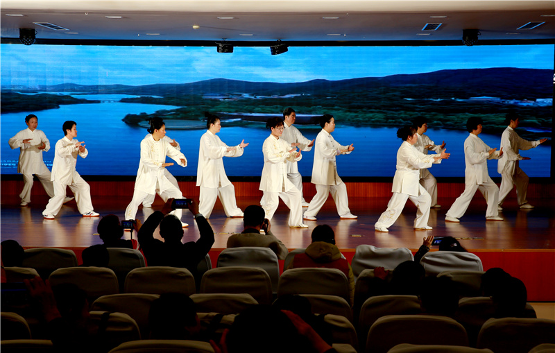 24式太极拳班《24式太极拳表演》.jpg 24式太极拳班《24式太极拳表演》.jpg