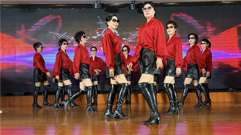 形体二班《家乡的女孩》.jpg 形体二班《家乡的女孩》.jpg